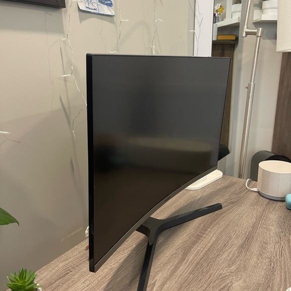 Samsung 27" FHD 60Hz 4ms GTG Curved VA LED FreeSync Monitor (LC27R500FHNXZA) - Picture 2 of 3
